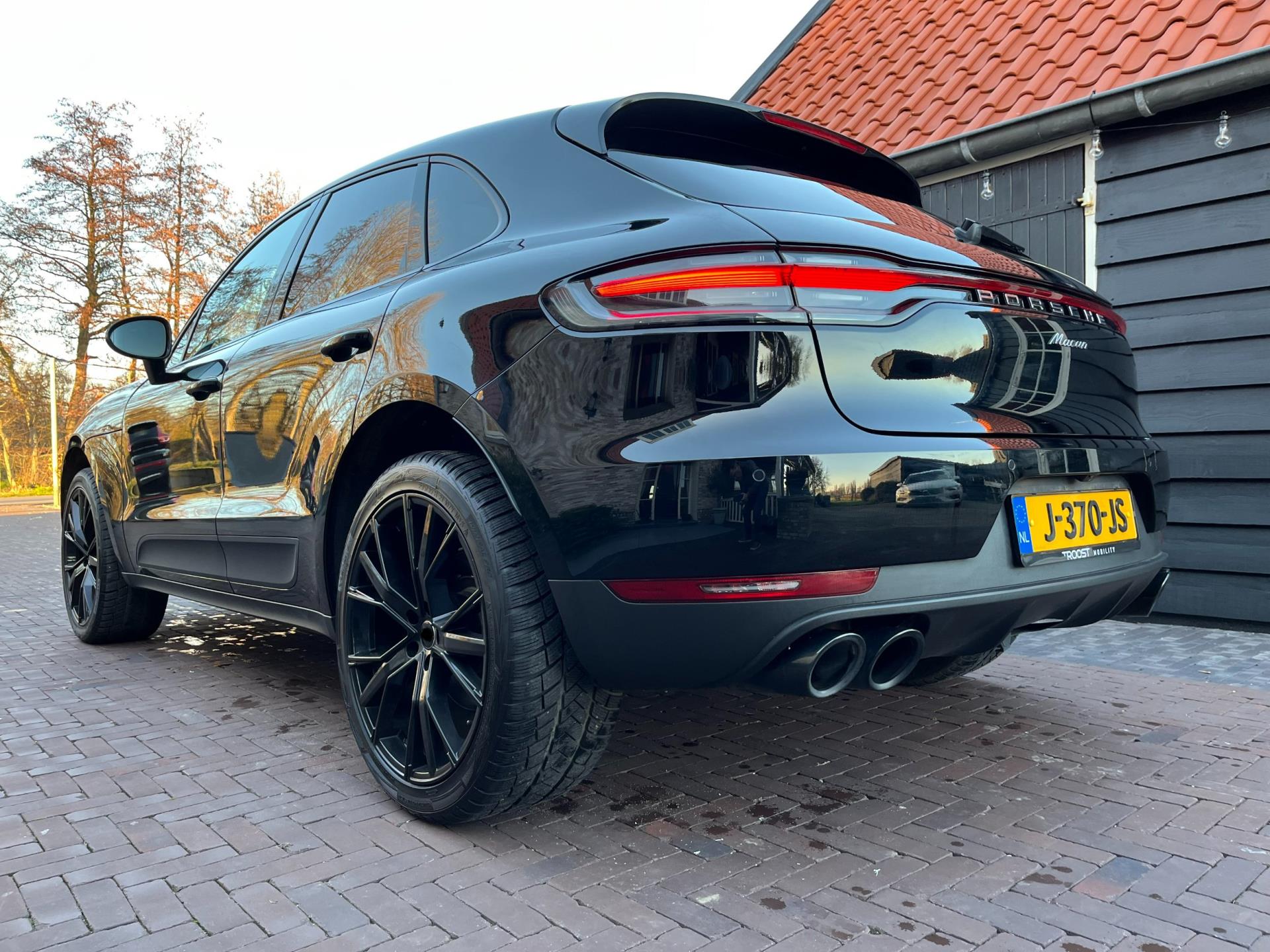 porsche-macan-image10.jpg